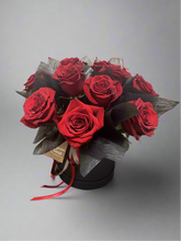 Load image into Gallery viewer, Dozen roses in a hat box