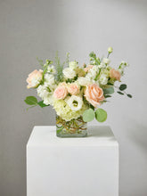 Load image into Gallery viewer, Centerpieces Package - Soft Peach & Cream Garden