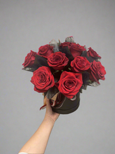 Load image into Gallery viewer, Dozen roses in a hat box
