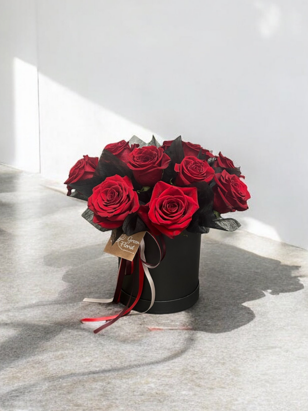 Dozen roses in a hat box